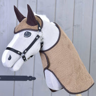 Siv Hobby Horse konj s črno oglavko, oblečen v svetlo rjavo pregrinjalo iz rebrastega žameta in naušnike s temno rjavo obrobo