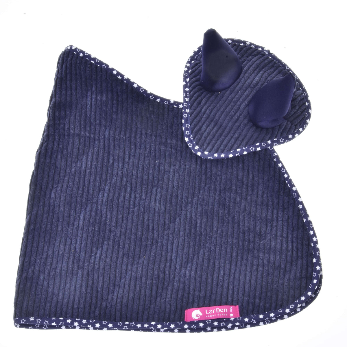 Temno modro pregrinjalo iz rebrastega žameta in naušniki iz Hobby Horse kompleta Manchester Blue Star, razprostrti, z roza etiketo LarDen