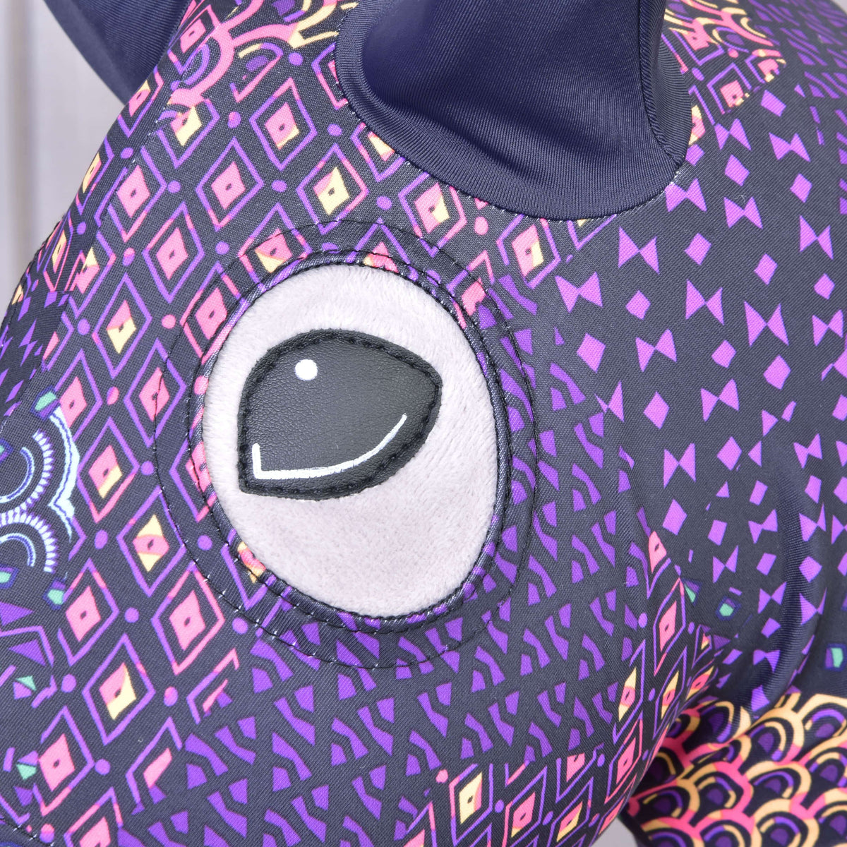 Bližnji posnetek odprtine za oko na vijolično-črni obleki Mandala z roza, rumenimi in vijoličnimi rombastimi motivi na Hobby Horse konju