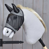 Hobby Horse maska proti mrčesu De Luxe Light Grey znamke LarDen s črno mrežico čez oči in ušesa na sivi plišasti glavi Hobby Horse konja