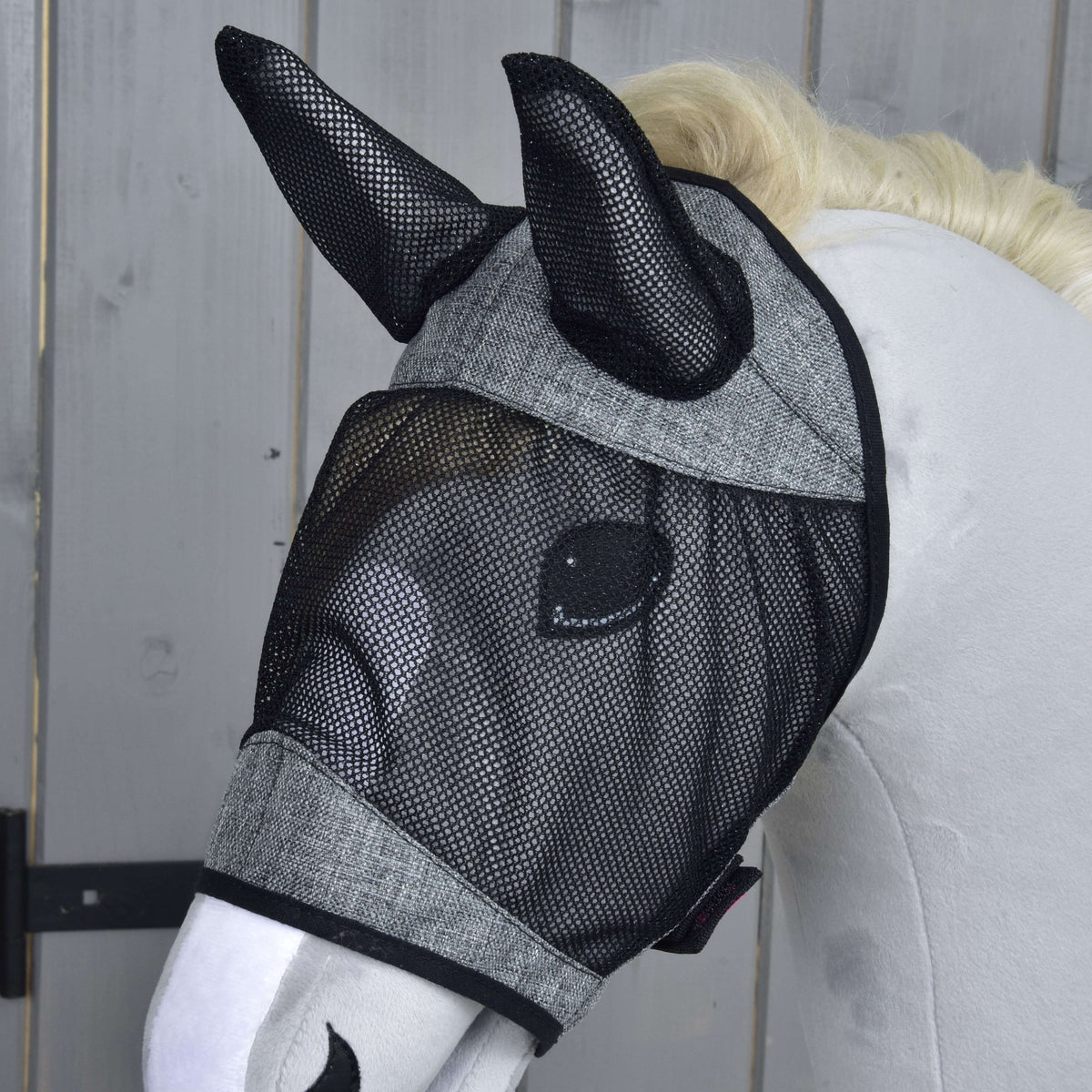 Bližnji posnetek maske proti mrčesu De Luxe Light Grey na sivem Hobby Horse konju, črna mrežica pokriva oko in obe ušesi
