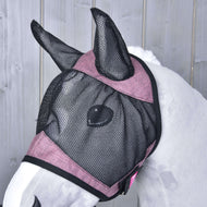 Bližnji posnetek maske proti mrčesu na sivem Hobby Horse konju od strani: črna mrežica čez oko in roza trakovi s črno obrobo