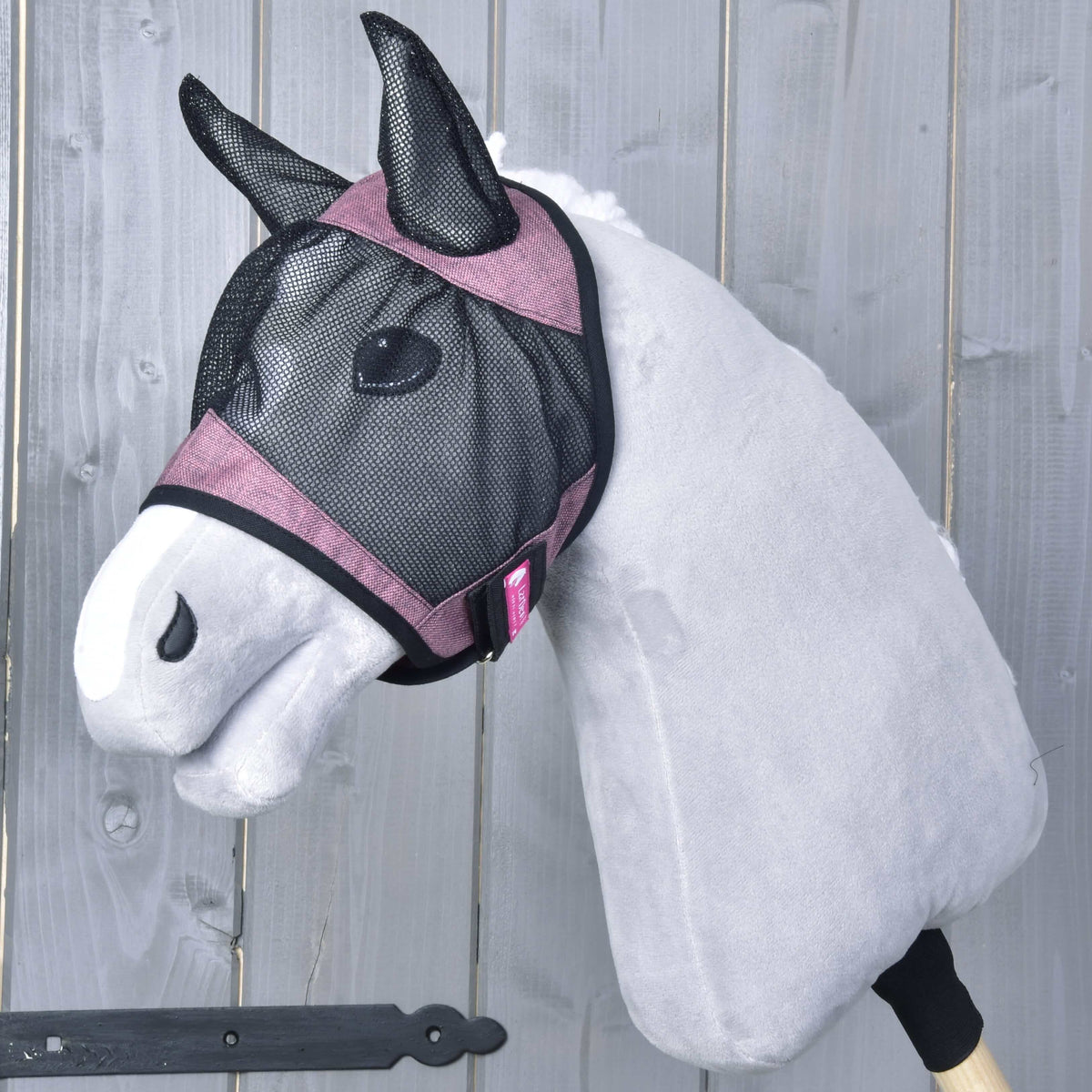 Hobby Horse maska proti mrčesu De Luxe Pink znamke LarDen na sivi glavi: črna mrežica s pepelnato roza trakovi in mrežastimi prevlekami za ušesa