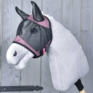 Hobby Horse maska proti mrčesu De Luxe Pink znamke LarDen na sivi glavi: črna mrežica s pepelnato roza trakovi in mrežastimi prevlekami za ušesa