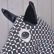 Bližnji posnetek Hobby Horse zaščitne obleke DeLuxe: črno satenasto uho in odprtina za oko v geometrijskem potisku