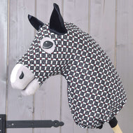 Hobby Horse zaščitna obleka DeLuxe (Lycra) znamke LarDen s črno-belim geometrijskim potiskom in črnimi satenastimi ušesi