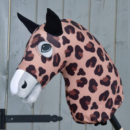 Hobby Horse zaščitna obleka Glamour znamke LarDen v nežno roza leopardjem vzorcu s črnimi ušesi, ki pokriva celo glavo in vrat