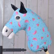 Hobby Horse zaščitna obleka Melon (Lycra) znamke LarDen, svetlo modra z nasmejanimi rezinami lubenice, poveznjena čez sivo glavo