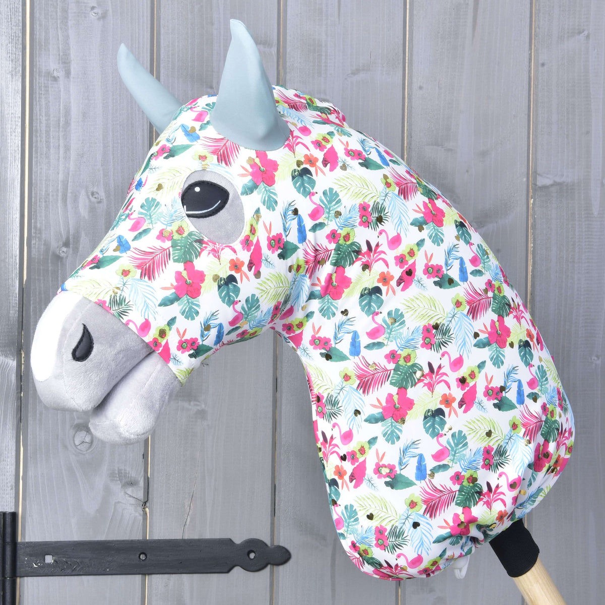 Hobby Horse zaščitna obleka LarDen Star (Lycra) na sivi glavi: bel tropski potisk z roza cvetovi in žajbljevo zelenimi ušesi