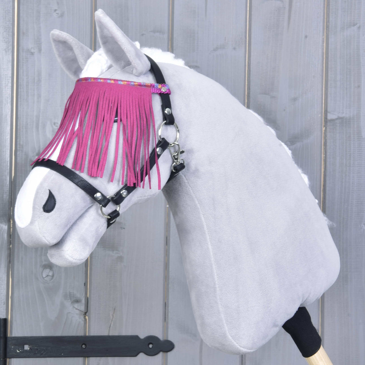 Siv Hobby Horse konj s črno oglavko: roza rese padajo čez oči z bleščečega večbarvnega traku