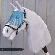 Siv plišast Hobby Horse konj z belo grivo nosi črno oglavko, turkizne resice mu visijo čez oči
