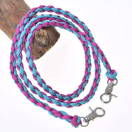 Hobby Horse vajeti Knitted Pinkie Blue znamke LarDen iz pletene vrvice v magenta in svetlo modri barvi z dvema karabinoma, na veji