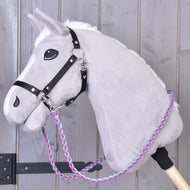 Siv plišast Hobby Horse konj s črno oglavko in vajetmi Knitted Pinkie Blue, pripetimi na stranska obročka