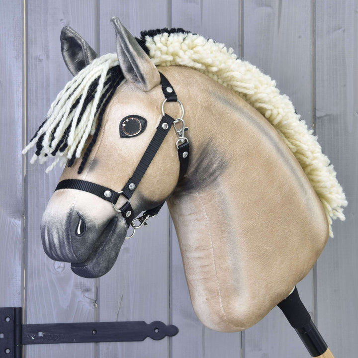 Hobby Horse Ozzy s črno oglavko znamke LarDen: plišasta glava v barvi plavkastega rjavca s kratko kremno grivo s črnim robom in temnim gobcem
