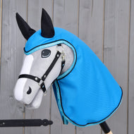Svetlo siv Hobby Horse konj s črno oglavko nosi dežno pregrinjalo Sky Blue s kapuco s črnimi ušesi in bleščečo modro obrobo