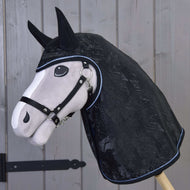 Siv Hobby Horse konj s črno oglavko, oblečen v črno marmorirano dežno pregrinjalo s črnimi prevlekami za ušesa in svetlo modrim paspulom