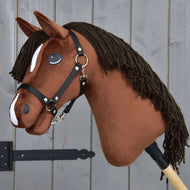 Hobby Horse konj Rocky s črno oglavko znamke LarDen, plišast lisjak s temno rjavo grivo iz preje in belimi oznakami