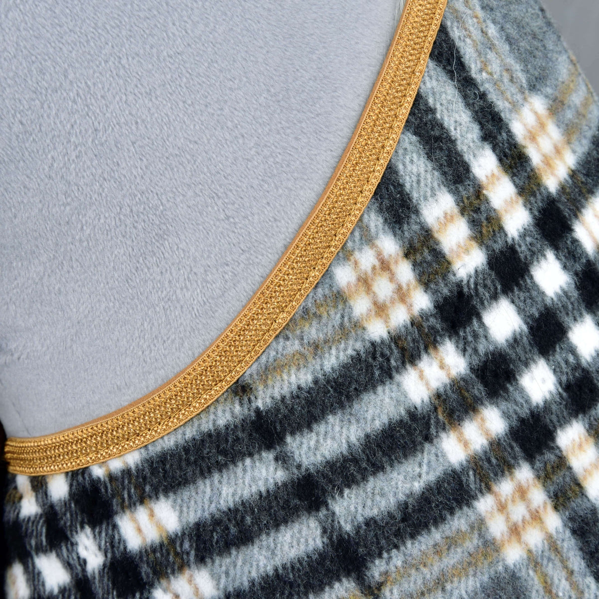 Close-up of the Set England Grey blanket: soft grey, black and white check with camel lines and golden-brown trim