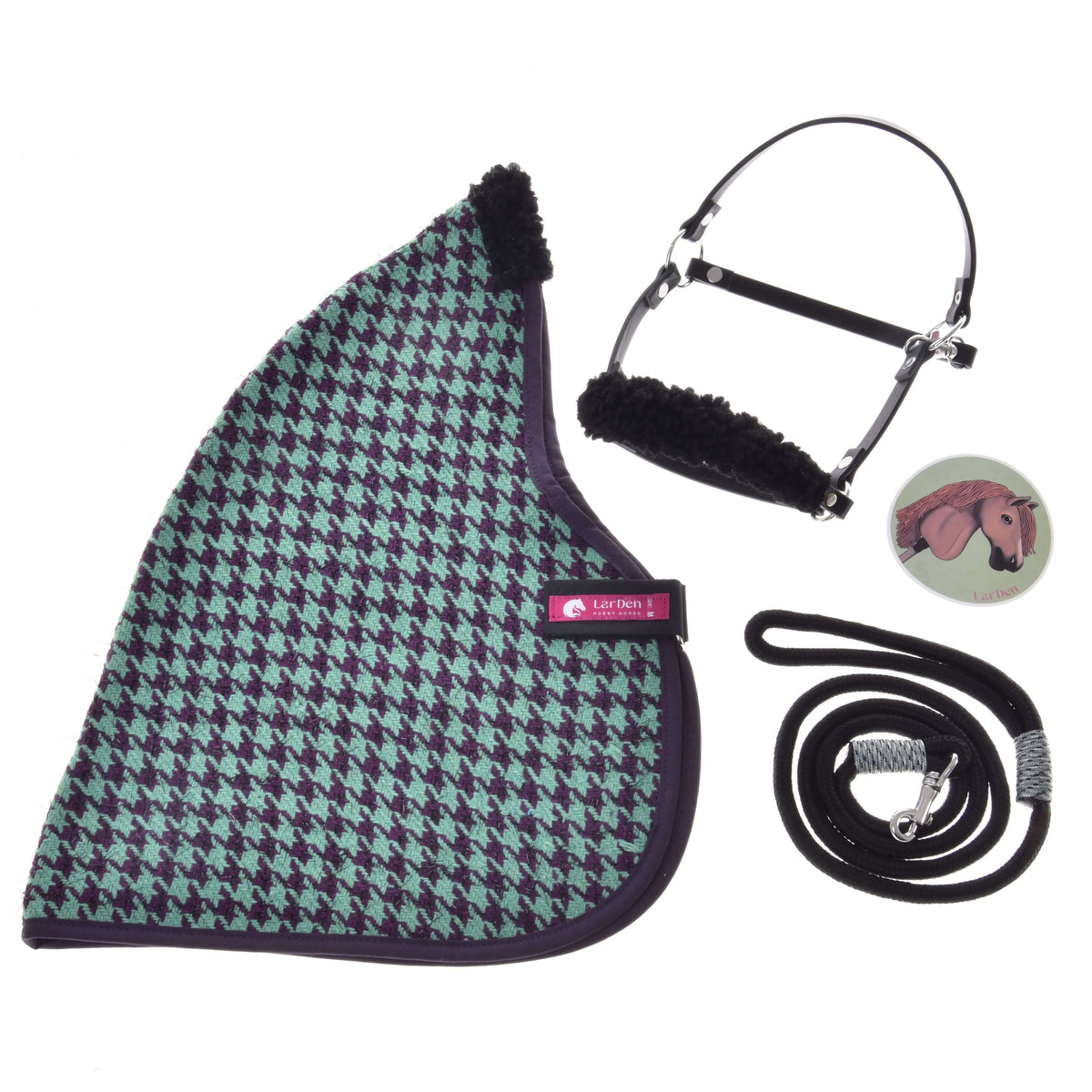 Hobby Horse komplet Harmony Green znamke LarDen: metino zeleno-vijolično pregrinjalo s pepita vzorcem, črna oglavka s flisom, povodec, nalepka