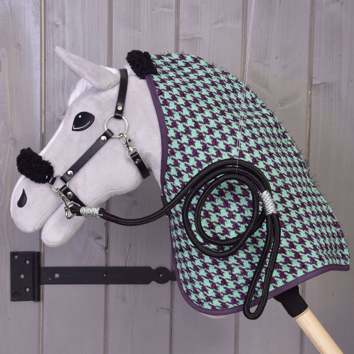 Siv plišast Hobby Horse konj s kompletom Harmony Green: metino zeleno-vijolično pregrinjalo s pepita vzorcem, črna oglavka, zvit povodec