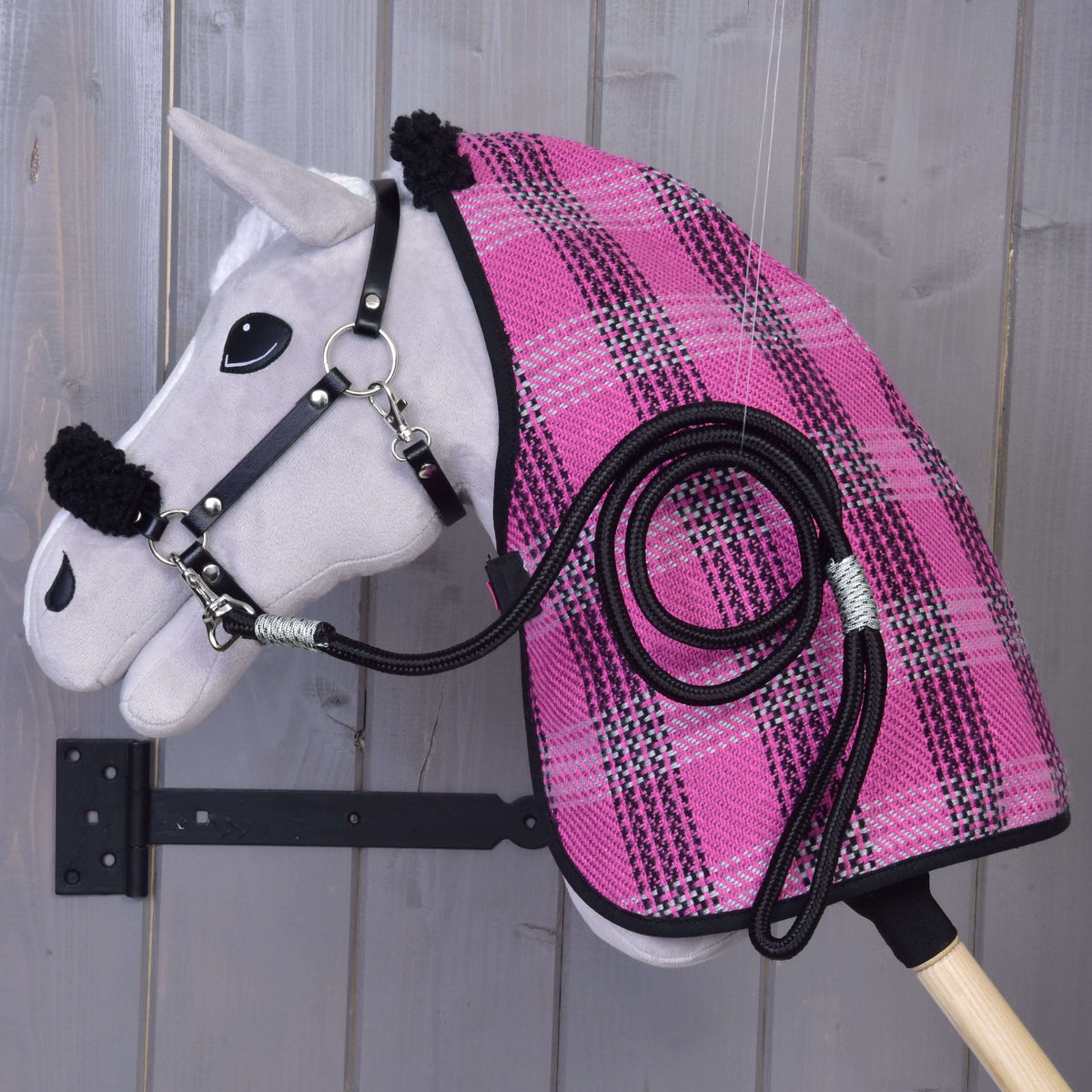 Siv plišast Hobby Horse konj s kompletom Harmony Pink: roza karirasto pregrinjalo s črnim ovratnikom iz flisa, črna oglavka in povodec