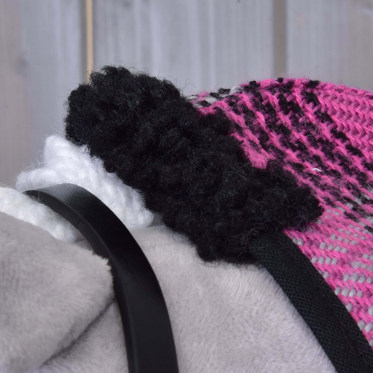 Bližnji posnetek črnega ovratnika iz kodrastega flisa na roza-črnem karirastem pregrinjalu iz kompleta Harmony Pink na Hobby Horse konju