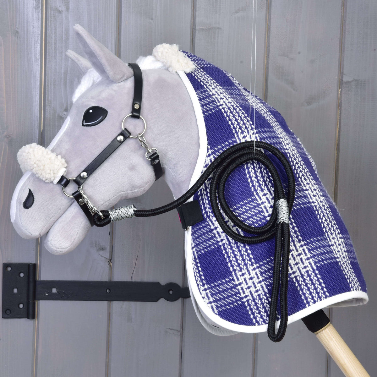 Siv plišast Hobby Horse konj s kompletom Harmony Victory: modro karirasto pregrinjalo, obroba iz kremnega flisa, črna oglavka in povodec