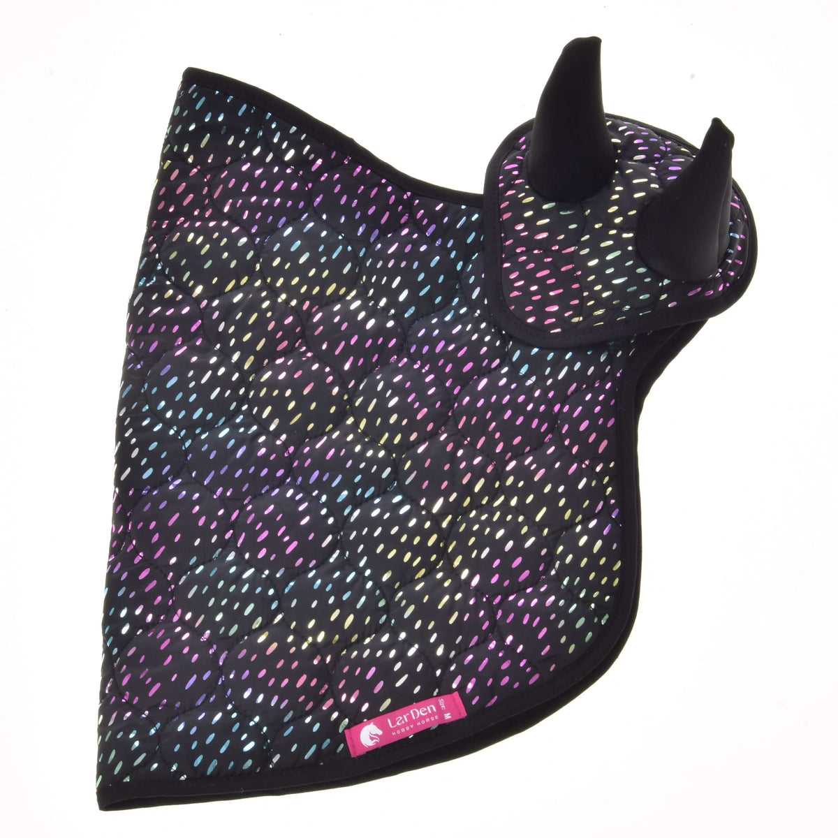Set Dreamy laid flat: quilted black blanket with the matching ear bonnet on top and a pink LarDen label