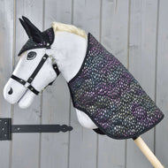 Svetlo siv Hobby Horse konj s črno oglavko nosi komplet Dreamy, črno prešito pregrinjalo in naušnike z mavričnimi pikami