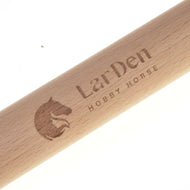 Bližnji posnetek vgraviranega napisa LarDen Hobby Horse in logotipa konjske glave na svetlem lesu standardne spodnje palice
