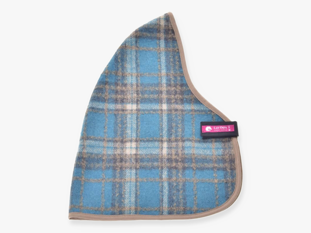 Hobby Horse hlevsko pregrinjalo Scottish Cube znamke LarDen v modro-bež škotskem karu s sivo rjavo obrobo in roza etiketo
