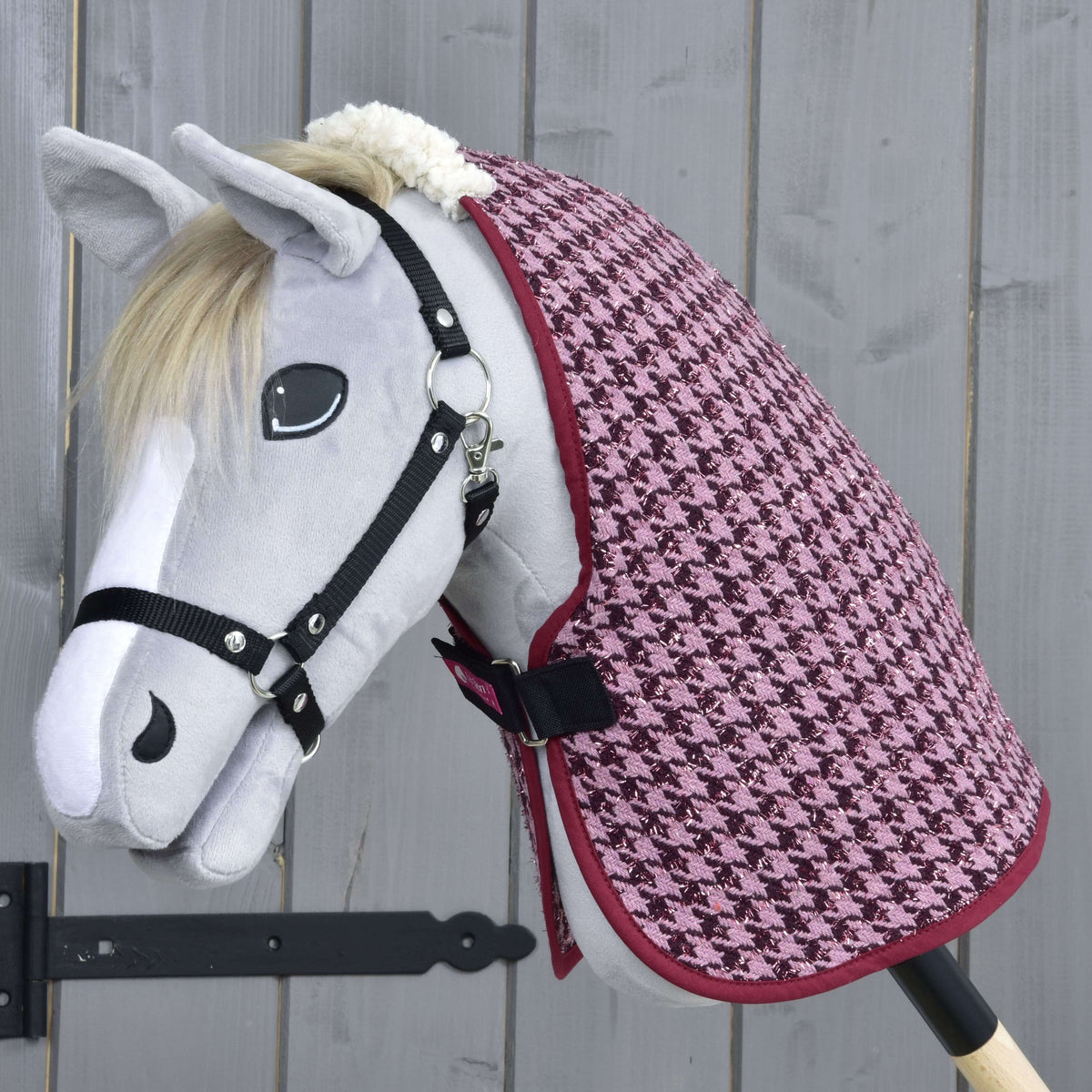 Svetlo siv Hobby Horse konj s črno oglavko nosi hlevsko pregrinjalo Winter Magic v roza in bordo vzorcu pepita