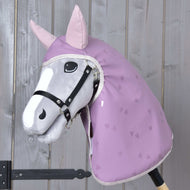 Siv Hobby Horse konj s črno oglavko nosi lila dežno pregrinjalo Sweetheart s srčki v isti barvi in bledo roza ušesi
