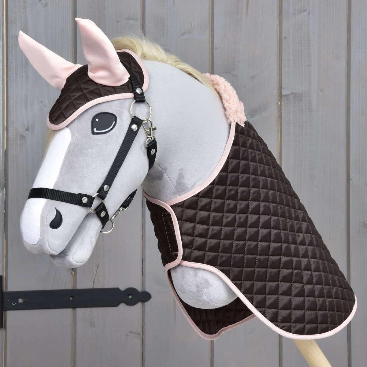 Siv Hobby Horse konj s črno oglavko nosi komplet Thermo Sweety, prešito rjavo pregrinjalo in naušnike z roza ušesi