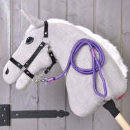Svetlo siv Hobby Horse konj s črno oglavko in vijoličnim povodcem Viola, obešenim čez vrat