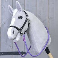 Svetlo siv Hobby Horse konj s črno oglavko in vijoličnimi vajetmi Viola, pripetimi na obe strani oglavke