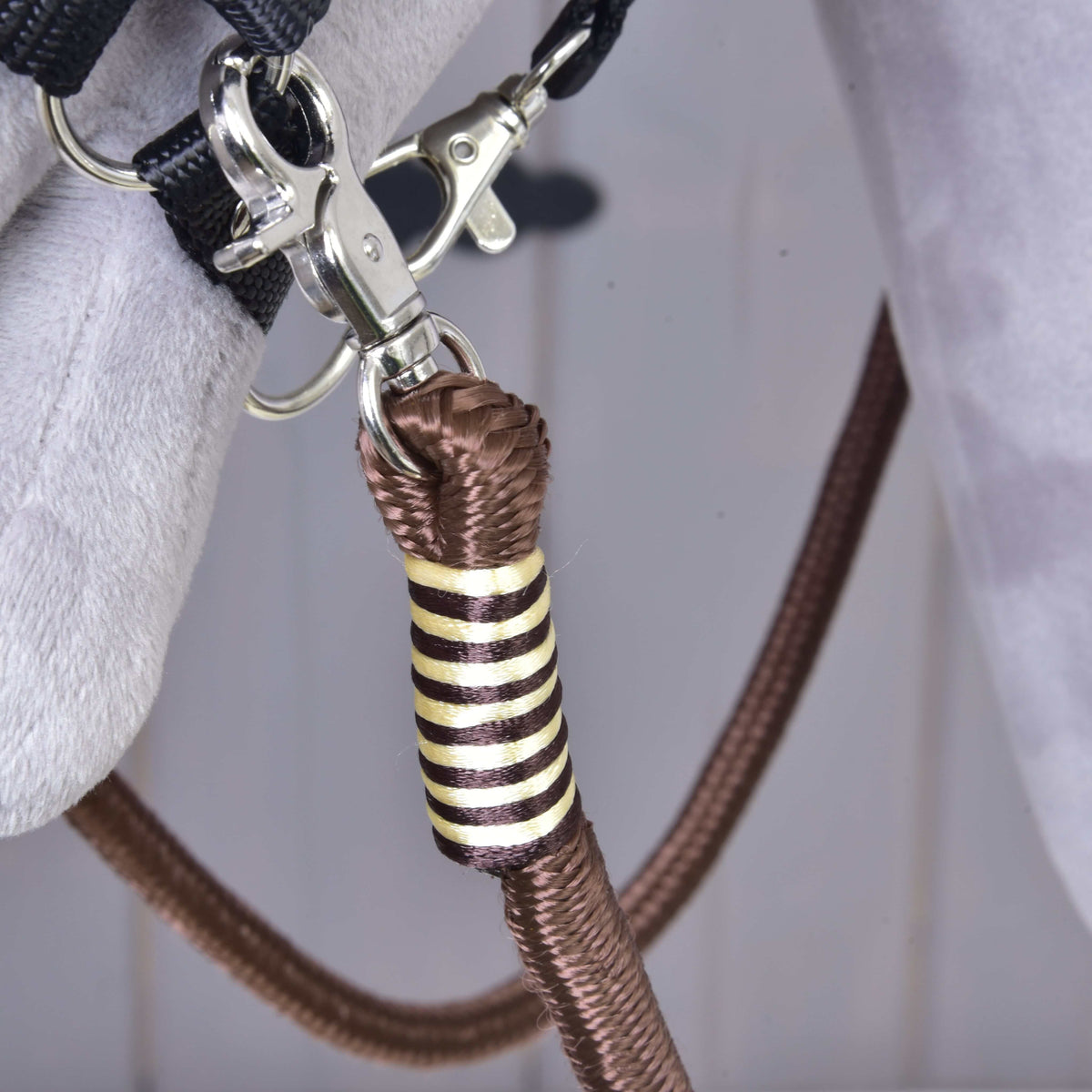 Bližnji posnetek kremno-rjavega črtastega ovoja Hobby Horse vajeti Vivaldi pod karabinom na obročku oglavke