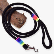 LarDen Hobby Horse povodec Rainbow: črn vrvični povodec z neonskimi mavričnimi ovoji in srebrnim karabinom, zvit na veji