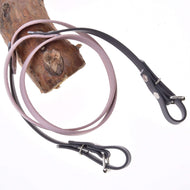 Hobby Horse vajeti gumirane Dark Grey/Pink znamke LarDen: bledo roza sredina in temno sivi konci z zaponkami, prevešene čez vejo