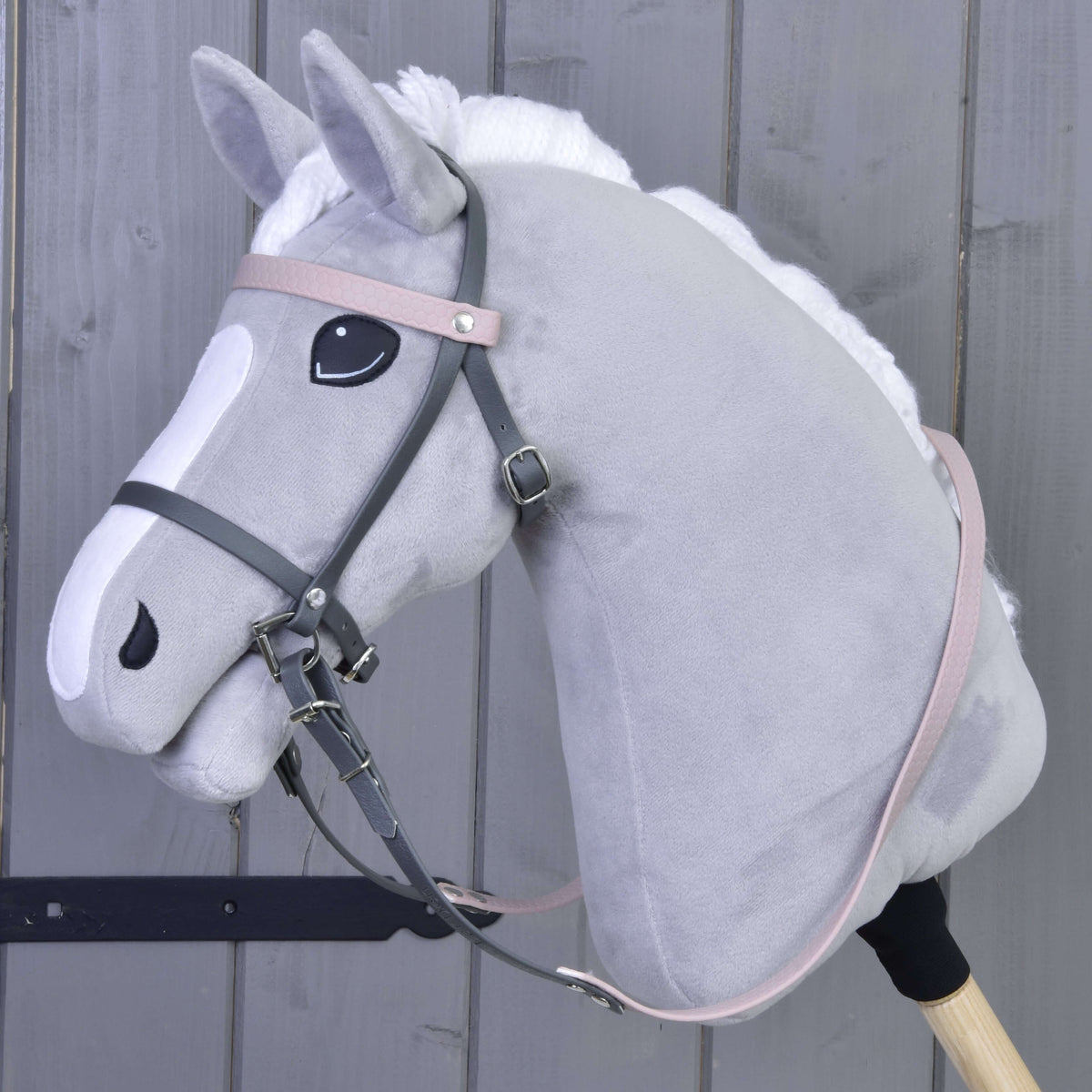 Siv plišast Hobby Horse konj s sivo kompletno uzdo iz umetnega usnja z roza čelnikom znamke LarDen in bledo roza vajetmi