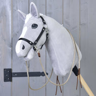 Siv Hobby Horse konj s črno oglavko in pripetimi bež deljenimi western vajetmi z rjavimi usnjenimi konci ob vratu