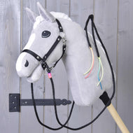 Siv Hobby Horse konj s črno oglavko in črnimi western vajetmi, čopki iz neonskih vrvic visijo ob vratu