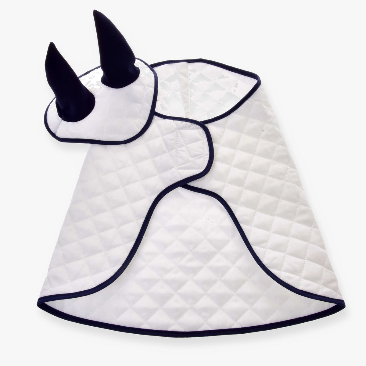 LarDen Hobby Horse komplet Thermo White: belo prešito pregrinjalo in naušniki s temno modro obrobo in temno modrimi ušesnimi deli