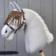 LarDen oglavka črna z rjavimi resicami na sivem plišastem Hobby Horse konju, resice z videzom semiša mu visijo čez oči