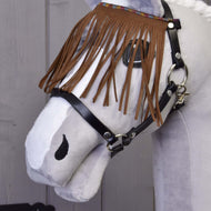 Bližnji posnetek rjavih resic iz umetnega semiša s pisanim tkanim trakom na črni oglavki sivega Hobby Horse konja