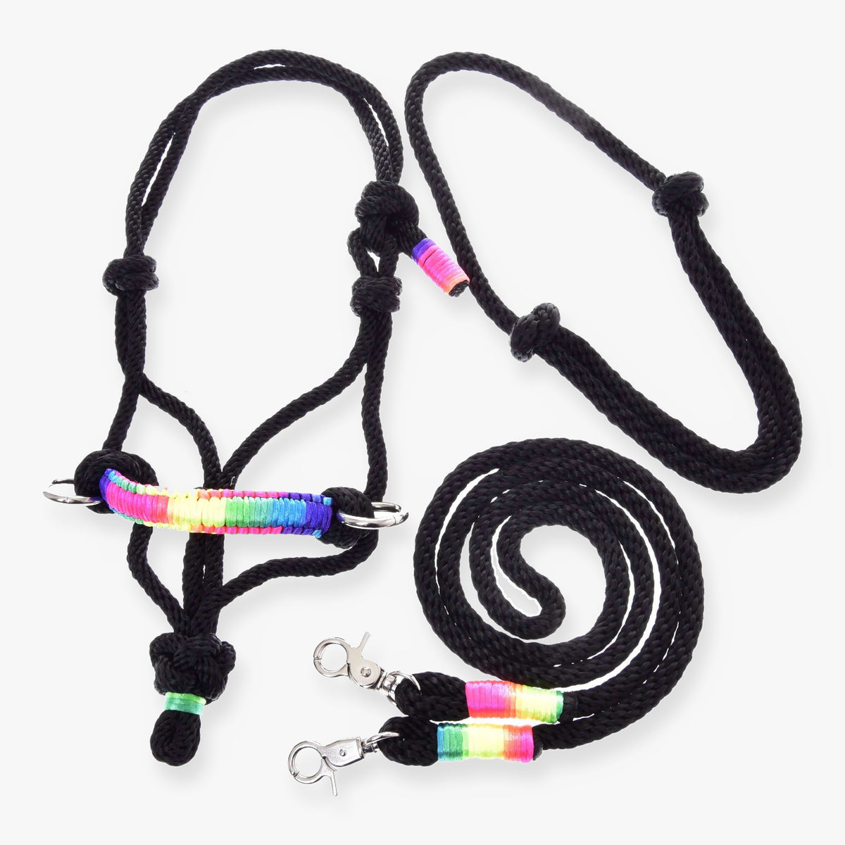 Hobby Horse vrvični komplet Rainbow znamke LarDen: črna vrvična oglavka z neonsko mavričnim nosnikom, črn vratni obroč in vajeti na beli podlagi