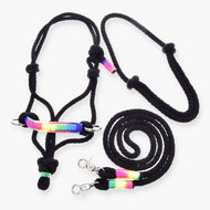 Hobby Horse vrvični komplet Rainbow znamke LarDen: črna vrvična oglavka z neonsko mavričnim nosnikom, črn vratni obroč in vajeti na beli podlagi
