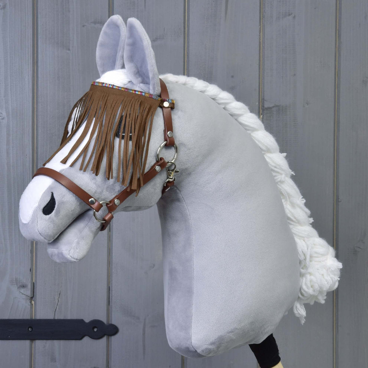 LarDen oglavka rjava z resicami na sivem plišastem Hobby Horse konju: rjavo umetno usnje in čelnik z resicami