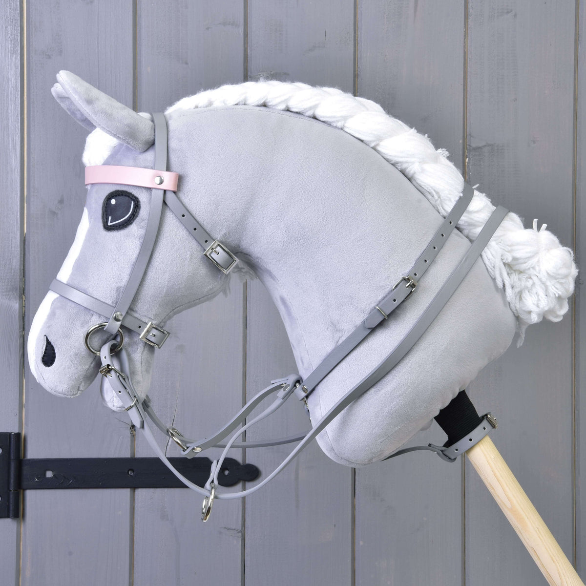 LarDen siv komplet iz umetnega usnja – uzda, vajeti in martingal na sivem plišastem Hobby Horse konju z bledo roza čelnikom